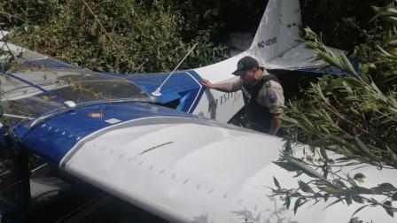 Un agente de la Policía Nacional inspecciona una avioneta que cayó en el sector de Iltaquí, en la parroquía Quiroga, Cotacachi, el 23 de agosto de 2026.