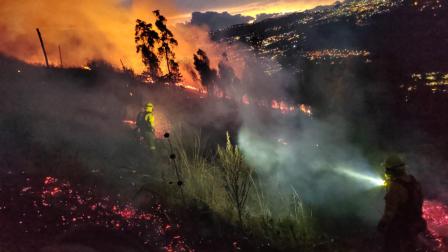 Bomberos de Quito combaten un incendio forestal en el sector de Sorialoma, en la parroquia de Guangopolo, el 23 de agosto de 2026.