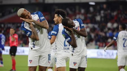 Deyverson y Janner Corozo festejan en el partido de Liga de Quito ante Emelec, el 23 de agosto de 2026.