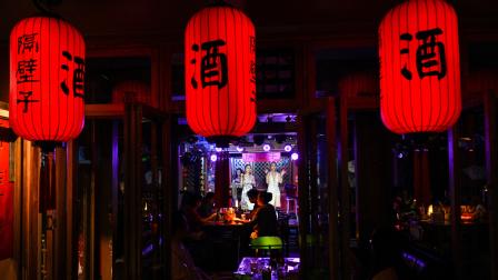 Archivo. Un negocio de entretenimiento atiende a personas durante la noche, en Chengdu, en la provincia de Sichuan, China, en junio de 2026.