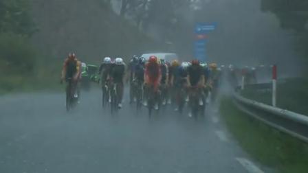 Los ciclistas sufrieron la lluvia y el granizo en la Etapa 3 de la Vuelta a España, el 24 de agosto de 2026.