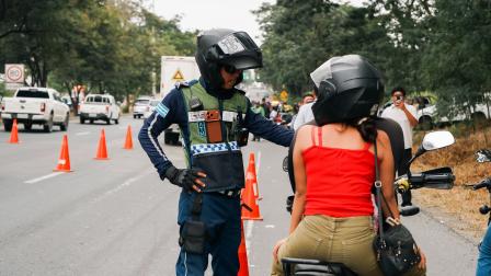 Un agente de tránsito de la ATM en Guayaquil durante un operativo de control en la vía a la Costa, el 19 de agosto de 2025.