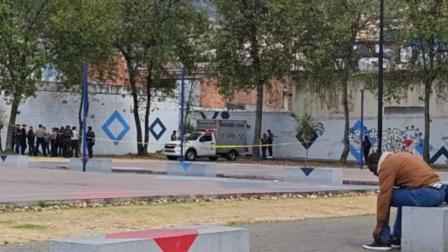 Una ambulancia de Medicina Legal en el parque Santa Ana, en el sector La Magdalena, en el sur de Quito, el 23 de agosto de 2026.