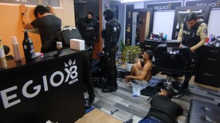 Policías y agentes de la AMC junto a varios de los detenidos tras la clausura de una peluquería en Quito, el 24 de agosto de 2026.