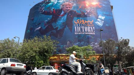 Un motorizado pasa junto a un cartel alusivo a Donald Trump en la plaza central de Teherán, Irán, el 24 de agosto de 2026.