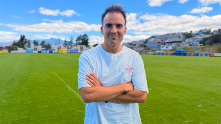 Diego Santos, gerente deportivo de Universidad Católica, durante una entrevista con PRIMICIAS en Quito, en agosto de 2026.