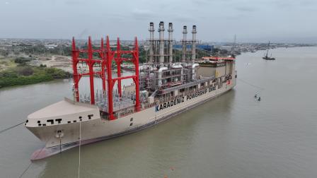 Barcaza turca instalada frente a la subestación eléctrica Las Esclusas, en Guayaquil.