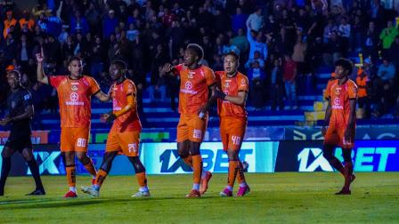 Los jugadores de Libertad festejan un gol ante Macará, en Loja, el 24 de agosto de 2026.