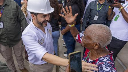 El presidente colombiano Abelardo De la Espriella saludando a una persona en Quibdó, Colombia, el 24 de agosto de 2026.