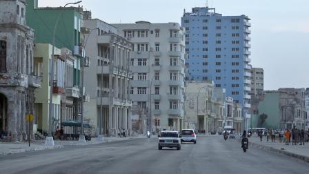 Vehículos transitan por el malecón de La Habana, Cuba, el 22 de agosto de 2026.
