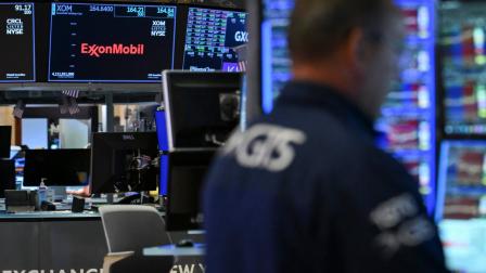 Un operador trabaja en el parqué de la Bolsa de Nueva York (NYSE) durante la sesión matutina del 24 de agosto de 2026 en la ciudad de Nueva York.