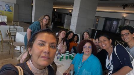 Silvia Buendía junto a varias personas en la Feria Internacional del Libro de Guayaquil, una de sus últimas apariciones públicas, el 20 de septiembre de 2025.