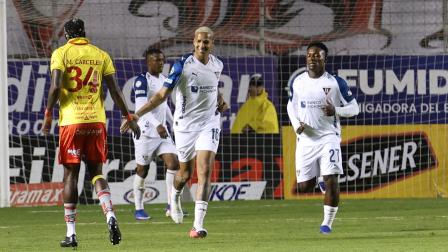 Jugadores de Liga de Quito y Aucas en el Superclásico capitalino Quito el 16 de agosto 2026. Por la fecha 25 de la LigaPro en el estadio Gonzalo Pozo Ripalda.