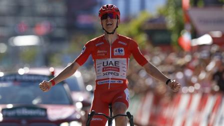El ciclista esloveno del UAE Emirates, Tadej Pogacar, celebra su victoria en la cuarta etapa de la Vuelta a España, el martes 25 de agosto de 2026.