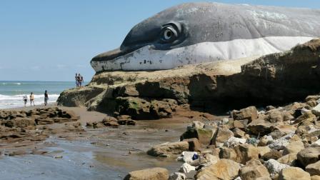 Una vista de Playa Delfín, en la comuna Data de Posorja (Guayas), en donde los aguajes y el incremento del nivel del mar han causado erosión costera, provocando el colapso de infraestructura turística desde 2023.
