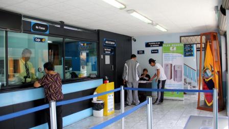 Personas en la agencia de la Empresa Eléctrica Quito en la ventanilla de pago.