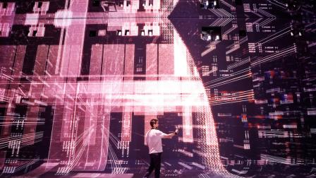 Un visitante recorre Dataland, el primer Museo mundial de Artes de Inteligencia Artificial, el 16 de junio de 2026 en Los Angeles, California.