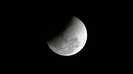 Una luna llena, también conocida como la 'Luna de Sangre', se eleva durante un eclipse lunar total, 3 de marzo de 2026.