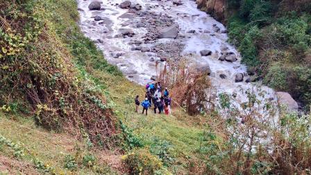 Personal de búsqueda y rescate realiza labores de recuperación del cuerpo de una mujer en el río Machángara, sector de Guápulo, en Quito, este 25 de agosto de 2026.