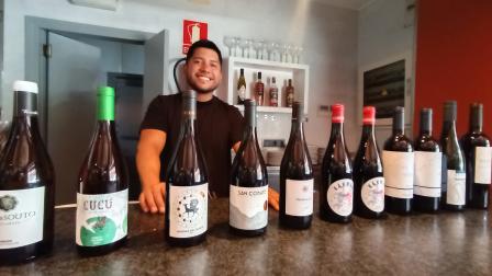 David Verdesoto, ecuatoriano, dueño de la vinoteca Wine Not?, ubicada en los alrededores del estadio Riyadh Air Metropolitano, en Madrid.