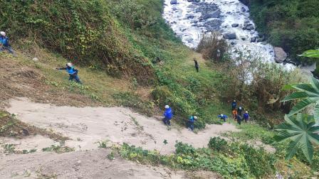 Labores de rescate tras el hallazgo de un cuerpo sin vida en Guápulo, en el norte de Quito.