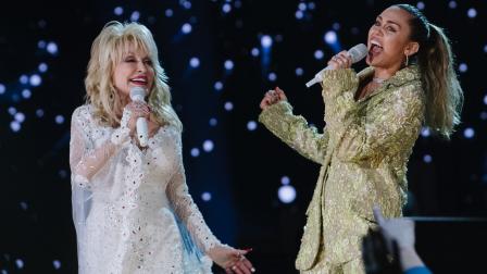 Dolly Parton y Miley Cyrus en una presentación en los premios Grammy, 10 de febrero de 2019.