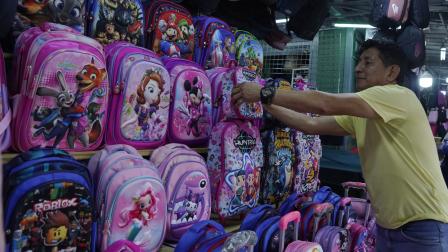 Venta de útiles escolares en el mercado 4 Manzanas en Guayaquil, el 10 de abril del 2026.