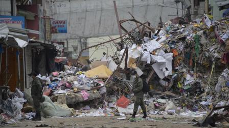 Imagen de archivo donde se ve a policías y militares montan guardia en la zona de Tarqui, en Manta, el 23 de abril de 2016.