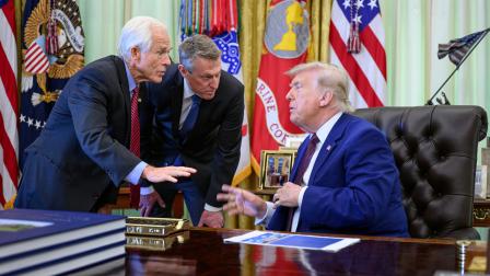 Donald Trump conversa con Peter Navarro (izquierda) y Rodney Scott antes de firmar órdenes ejecutivas en la Casa Blanca, en Washington D. C., el 3 de junio de 2026.