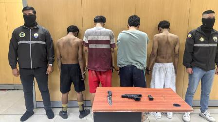 Los cuatro presuntos miembros de los "Chone Killers" que secuestraron a un conductor de una plataforma digital de transporte en en el sector Panorama del cantón Durán, Ecuador, el 25 de agosto de 2026.