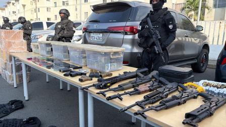 La Policía presentó el dinero y las armas incautadas en el operativo Factoría en Guayas, el 26 de agosto de 2026.