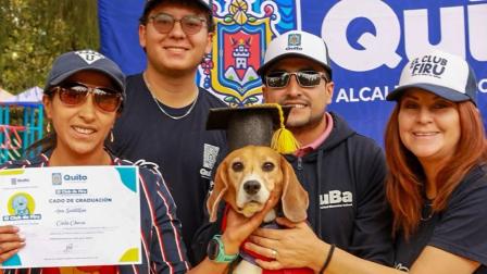 Una familia se gradúa junto a su mascota del curso de 'El Club de Firu', de la Unidad de Bienestar Animal, en Quito, el 16 de agosto de 2026.