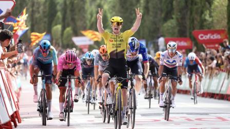 El ciclista británico Matthew Brennan, del Visma, celebra su victoria en la Etapa 5 de la Vuelta a España, el miércoles 26 de agosto de 2026.