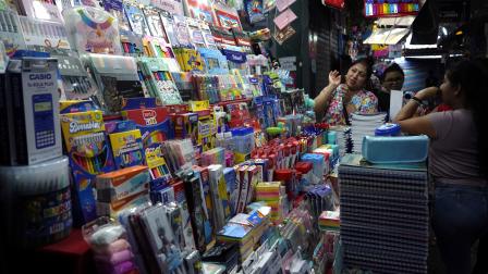 Venta de útiles escolares en el mercado 4 Manzanas de Guayaquil.