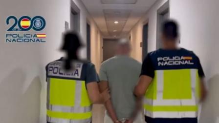 Agentes de la Policía de España trasladan a Taulant Toma, conocido como el 'Maestro de las fugas', tras su captura en Tarragona el 26 de agosto de 2026.