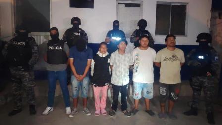 Los cuatro detenidos tras el hallazgo de dos cuerpos embalados en una casa de Santa Elena, el 25 de agosto de 2026.