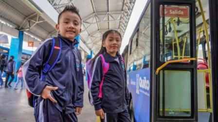 Estudiantes utilizan una de las unidades para el expreso escolar por el inicio de clases en Quito, en septiembre de 2025.