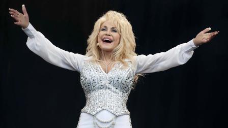 Fotografía de archivo del 29 de junio de 2014 de la cantante estadounidense Dolly Parton durante el Festival de Artes Escénicas Contemporáneas de Glastonbury en Pilton (Inglaterra). 26 de agosto de 2026
