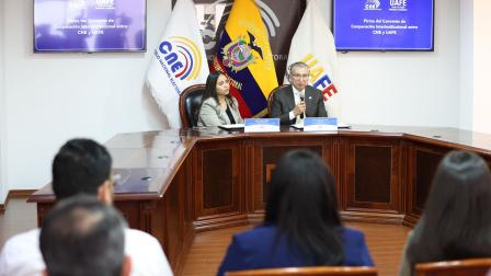 El presidente del CNE, José Cabrera, el 26 de agosto durante la firma de un acuerdo con la UAFE para controlar los recursos de la campaña electoral.