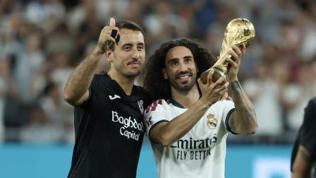 Mikel Oyarzabal y Marc Cucurella, campeones del mundo con España, levantando la copa del mundo en el Santiago Bernabéu el 26 de agosto de 2026.