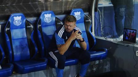 Christian Nasuti sentado en el banco de suplentes del estadio George Capwell, de Emelec, el 1 de agosto de 2026.