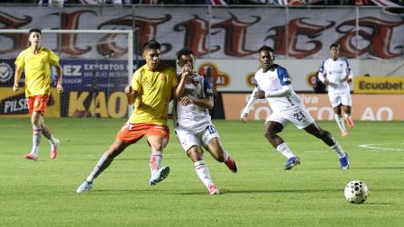Jugadores de Liga de Quito y Aucas disputan el control del balón, en el estadio Rodrigo Paz Delgado, por la Fecha 25 de la LigaPro, el 16 de agosto de 2026.
