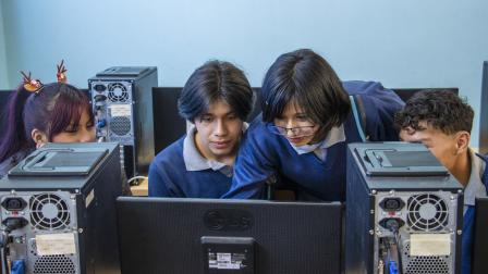 Un grupo de estudiantes ocupa una plataforma digital durante una clase, en diciembre de 2025.