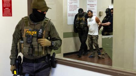 Agentes de ICE escoltan a un detenido en Ventura, California, el 27 de julio de 2026.
