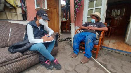 Una encuestadora del INEC entrevista a una persona en el operativo piloto de la boleta censal, previo al Censo 2022, en abril de 2022. Imagen referencial.