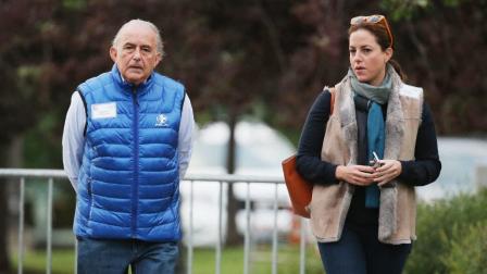 Foto de archivo del fallecido magnate venezolano Gustavo Cisneros con su hija, Adriana Cisneros, CEO de la Organización Cisneros, el 11 de julio de 2015 en Sun Valley, Idaho, Estados Unidos.