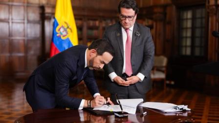El presidente colombiano Abelardo De la Espriella firma la extradición a Estados Unidos de cinco antiguos negociadores de grupos armados en Colombia, el 26 de agosto de 2026.