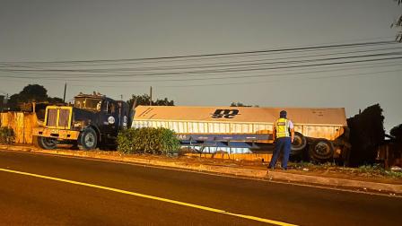 Un tráiler se volcó en un viaducto que se conecta con la vía Perimetral, norte de Guayaquil, el 27 de agosto de 2026.