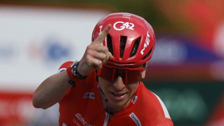 El ciclista esloveno del UAE Emirates, Tadej Pogacar, celebra su victoria en la sexta etapa de La Vuelta a España, el 27 de agosto de 2026.