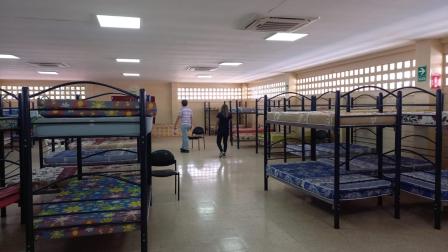 Funcionarios realizan una inspección al Centro de Atención Municipal Integral (CAMI), en Guayaquil, en agosto de 2026, como parte de la preparación de albergues para el Fenómeno de El Niño.